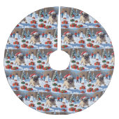 Mops läuft im Schnee mit Weihnachtshut Polyester Weihnachtsbaumdecke (Vorderseite)