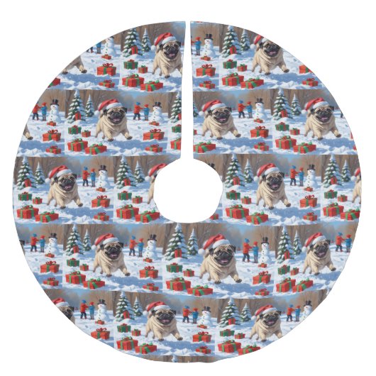 Mops läuft im Schnee mit Weihnachtshut Polyester Weihnachtsbaumdecke (Vorderseite)