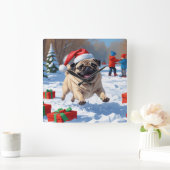 Mops läuft im Schnee mit Weihnachtshut Quadratische Wanduhr (Zuhause)