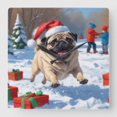 Mops läuft im Schnee mit Weihnachtshut Quadratische Wanduhr (Vorderseite)