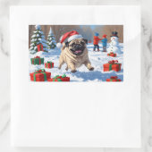Mops läuft im Schnee mit Weihnachtshut Rechteckiger Aufkleber (Tasche)
