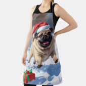 Mops läuft im Schnee mit Weihnachtshut Schürze (InSitu)