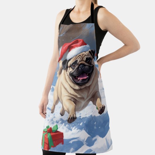 Mops läuft im Schnee mit Weihnachtshut Schürze (InSitu)