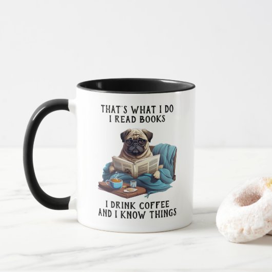 Mops Lesen von Büchern und trinken Kaffee Tasse (Mit Donut)