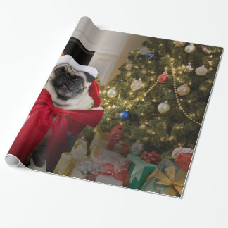Mops Misha, das einen Bogen für Weihnachten trägt Geschenkpapier