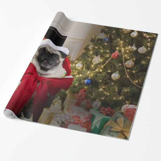 Mops Misha, das einen Bogen für Weihnachten trägt Geschenkpapier (Ungerollt)