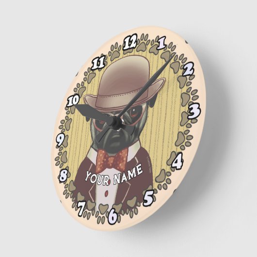 Mops mit Brille Runde Wanduhr (Winkel)