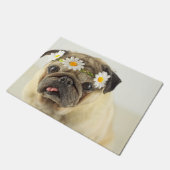 Mops mit Daisy Crown Fußmatte (Schrägansicht)