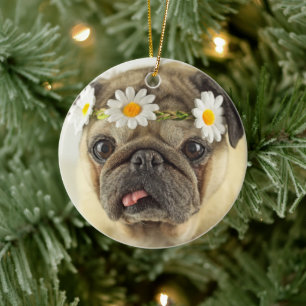 Mops mit Daisy Crown Keramik Ornament