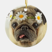 Mops mit Daisy Crown Keramik Ornament (Vorne)