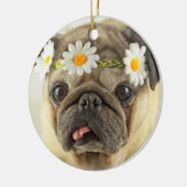 Mops mit Daisy Crown Keramik Ornament (Links)