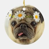 Mops mit Daisy Crown Keramik Ornament (Hinten)