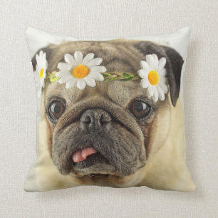 Mops mit Daisy Crown Kissen