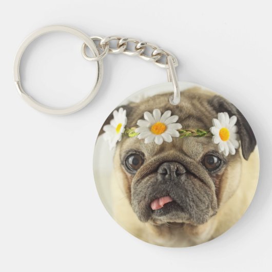 Mops mit Daisy Crown Schlüsselanhänger (Vorderseite)