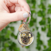 Mops mit Daisy Crown Schlüsselanhänger (Hand)