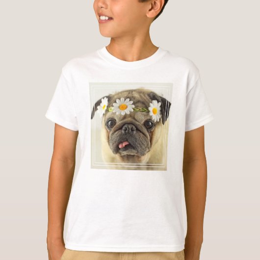 Mops mit Daisy Crown T-Shirt (Vorderseite)