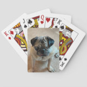 Mops mit einem Mit Augen Jack, der Karten spielt Spielkarten (Rückseite)