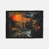 Mops mit Eiskaffee Fleecedecke (Vorderseite (Horizontal))