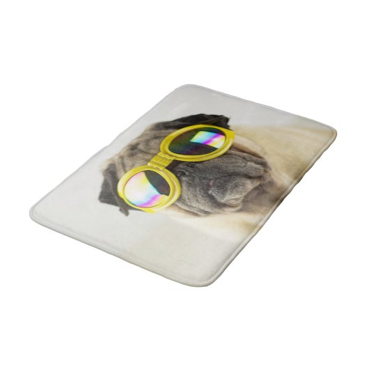 Mops mit Goggles Badematte (Schrägansicht)