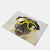 Mops mit Goggles Fußmatte (Schrägansicht)
