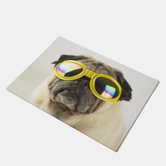 Mops mit Goggles Fußmatte (Schrägansicht)