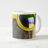 Mops mit Goggles Jumbo-Tasse (Vorderseite Rechts)