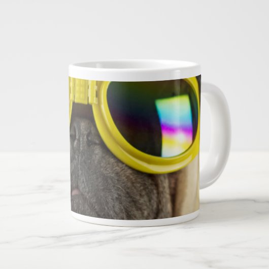 Mops mit Goggles Jumbo-Tasse (Vorderseite Rechts)