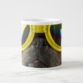Mops mit Goggles Jumbo-Tasse (Vorderseite)