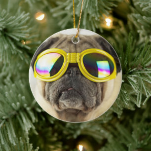 Mops mit Goggles Keramik Ornament