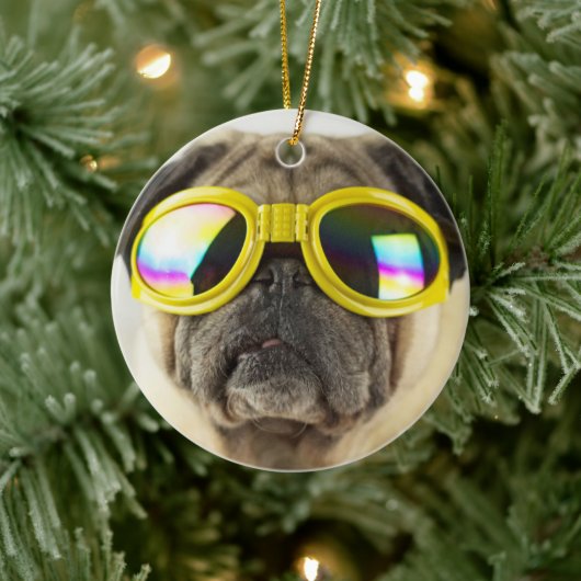 Mops mit Goggles Keramik Ornament (Baum)