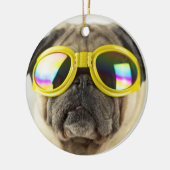 Mops mit Goggles Keramik Ornament (Links)