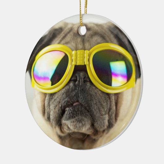 Mops mit Goggles Keramik Ornament (Links)