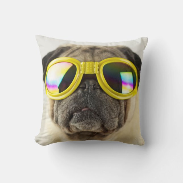 Mops mit Goggles Kissen (Vorderseite)