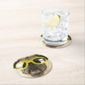 Mops mit Goggles Runder Pappuntersetzer (Vor Ort)