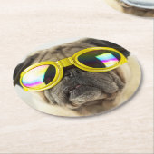 Mops mit Goggles Runder Pappuntersetzer (Angewinkelt)