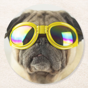 Mops mit Goggles Runder Pappuntersetzer