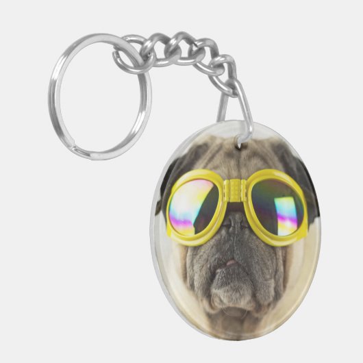 Mops mit Goggles Schlüsselanhänger (Vorderseite links)