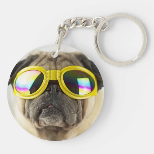 Mops mit Goggles Schlüsselanhänger (Rückseite)