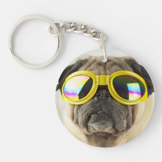 Mops mit Goggles Schlüsselanhänger (Vorderseite)