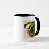 Mops mit Goggles Tasse (VorderseiteRechts)