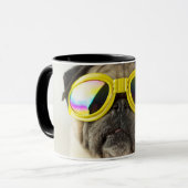Mops mit Goggles Tasse (Vorderseite Links)