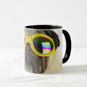 Mops mit Goggles Tasse (VorderseiteRechts)