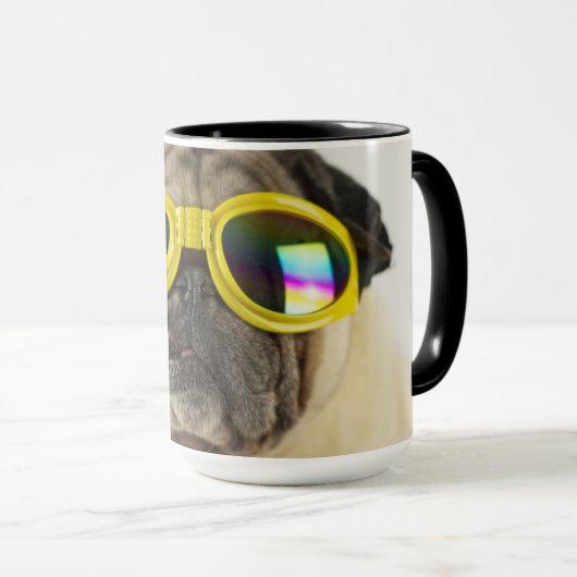 Mops mit Goggles Tasse (VorderseiteRechts)
