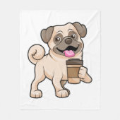 Mops mit Kaffee zum Mitnehmen Fleecedecke (Vorderseite)