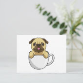 Mops mit Kaffeetasse Postkarte (Stehend Vorderseite)