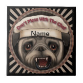 Mops mit Koch Fliese (Vorderseite)