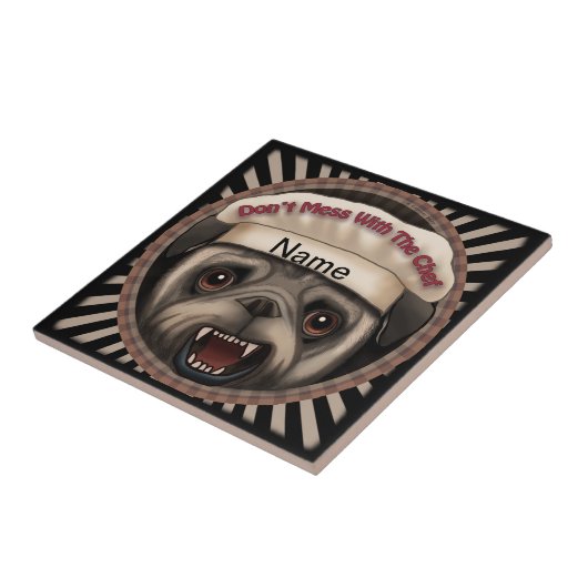 Mops mit Koch Fliese (Seite)