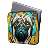 Mops mit Kopfhörer Laptopschutzhülle (Vorderseite Links)