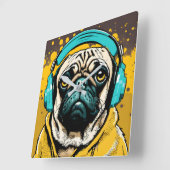 Mops mit Kopfhörer Quadratische Wanduhr (Winkel)