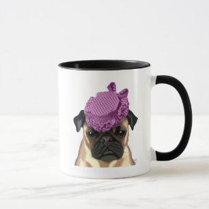 Mops mit lila Vintage-Hut Tasse